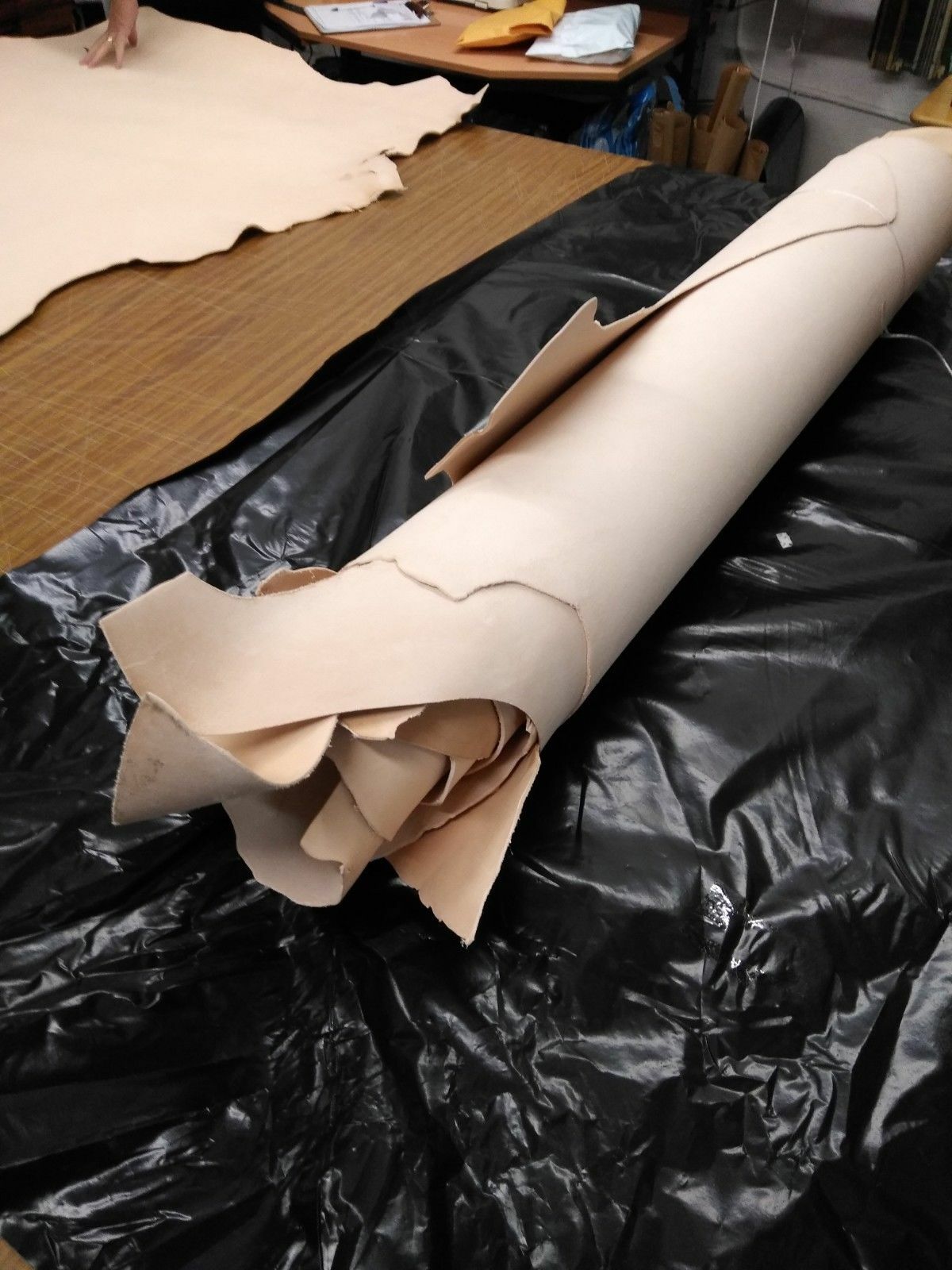 VEGETAN TOOLING NATURAL LEATHER 22-24 SQFT SIDES 5/6--8/9--9/10